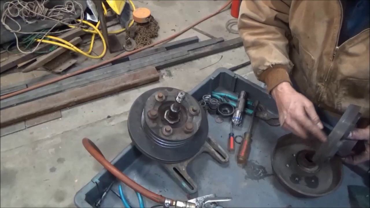 Fan clutch repair on a big truck смотреть онлайн