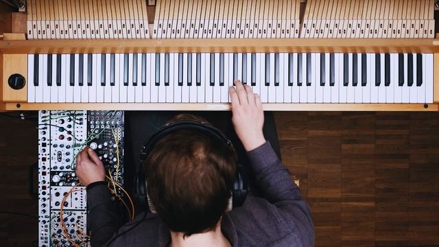 Half-Whole (Piano And Modular Improvisation) смотреть онлайн