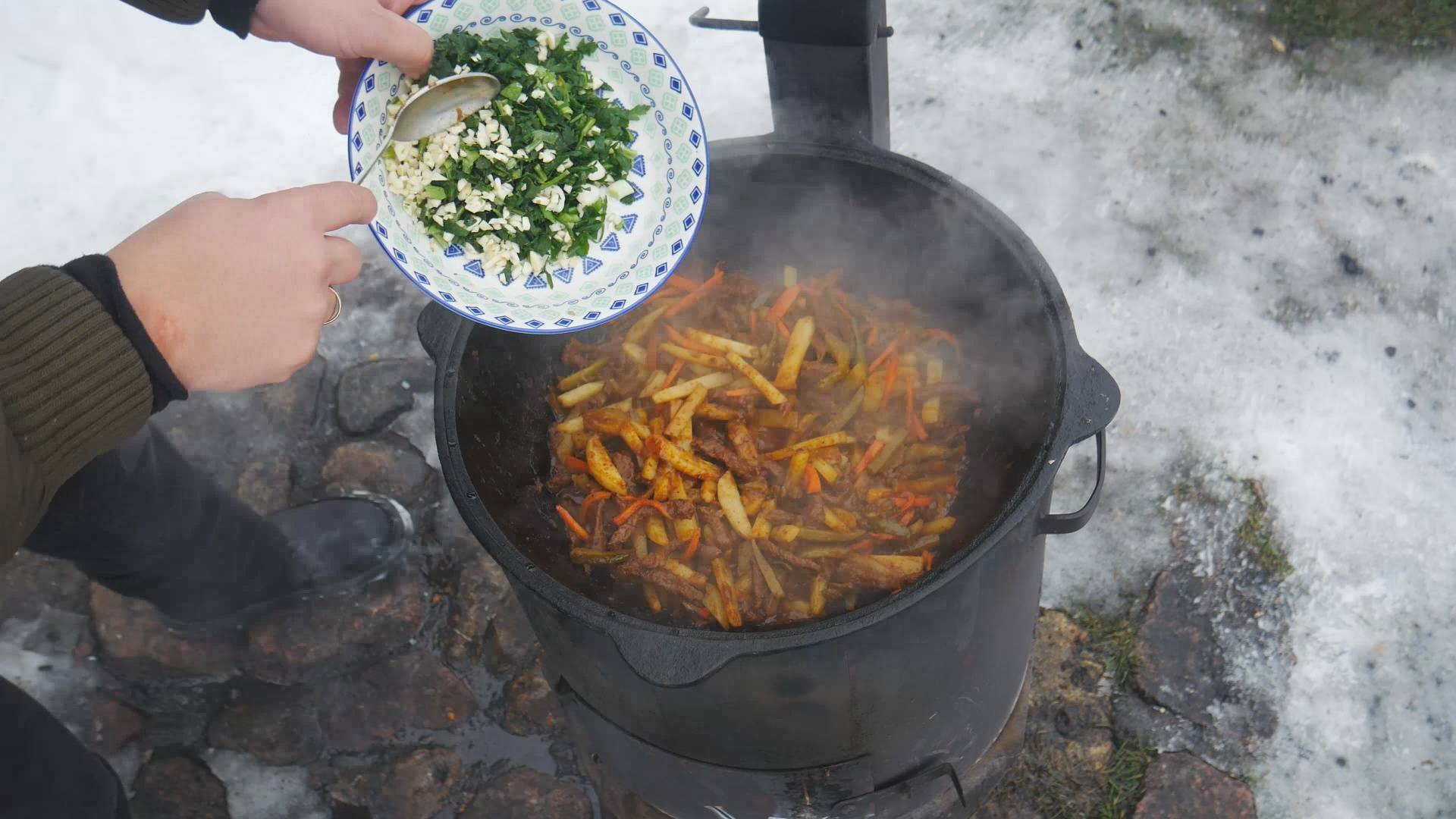 Азу по татарски в казане на костре. Этот рецепт должен попробовать каждый смотреть онлайн