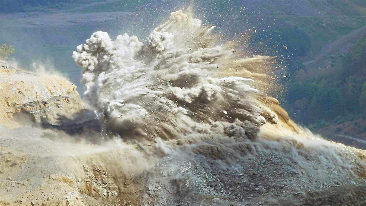 From M5.9 EARTHQUAKE Crumble even the Mountains. Bushehr Province, Iran. смотреть онлайн