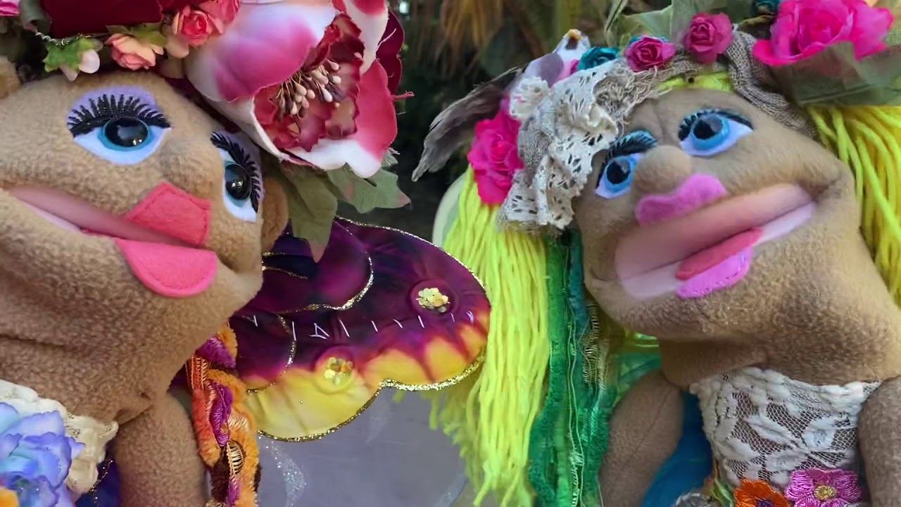 Flora and Fauna made it to Sayulita, Mexico and today they peek at an eco village in the jungle. смотреть онлайн