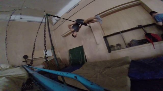 Первый разворот на 360 с упора в вис смотреть онлайн