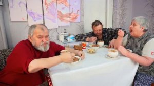 Сибирь МАМА готовит по старым традициям мясо в глиняных горшочках а сын управляется с хозяйством