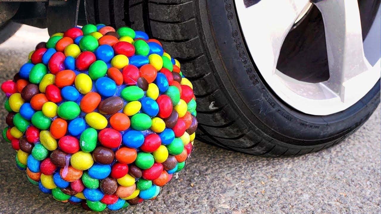 Машина давит Большой шар из M&M'S Интересные Эксперименты Crushing Crunchy &Soft Things by car!Expe смотреть онлайн