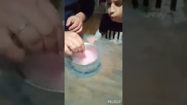 Я с папой заморажываю розу в жидком азоте (2-е видео про жидкий азот смотреть онлайн