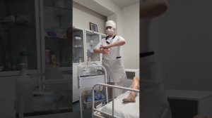Подмывание мужчины, уход за уретральным катетером, замена мочеприемника.