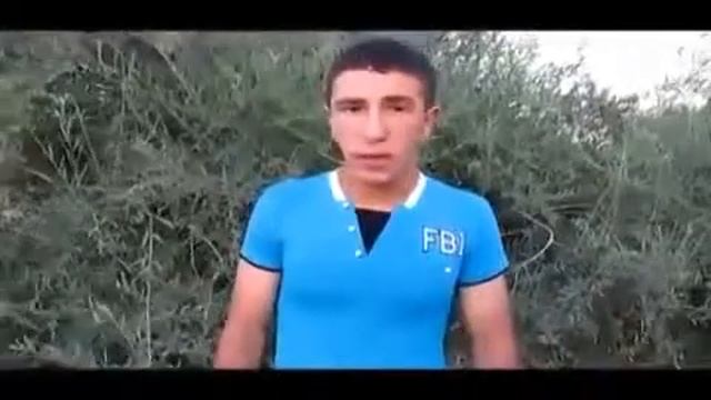 Парень поёт