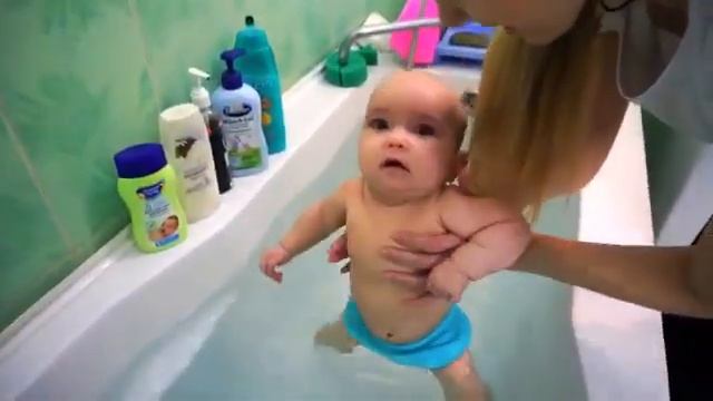 Ребёнок ныряет! купание млоденца .. мяу смотреть онлайн