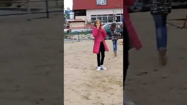 Помогали другу поцеловаться смотреть онлайн