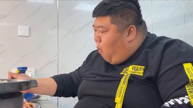 The 550-pound fat man eats roast meat, which is fat and thick, so tasty! #Fat Monkey смотреть онлайн