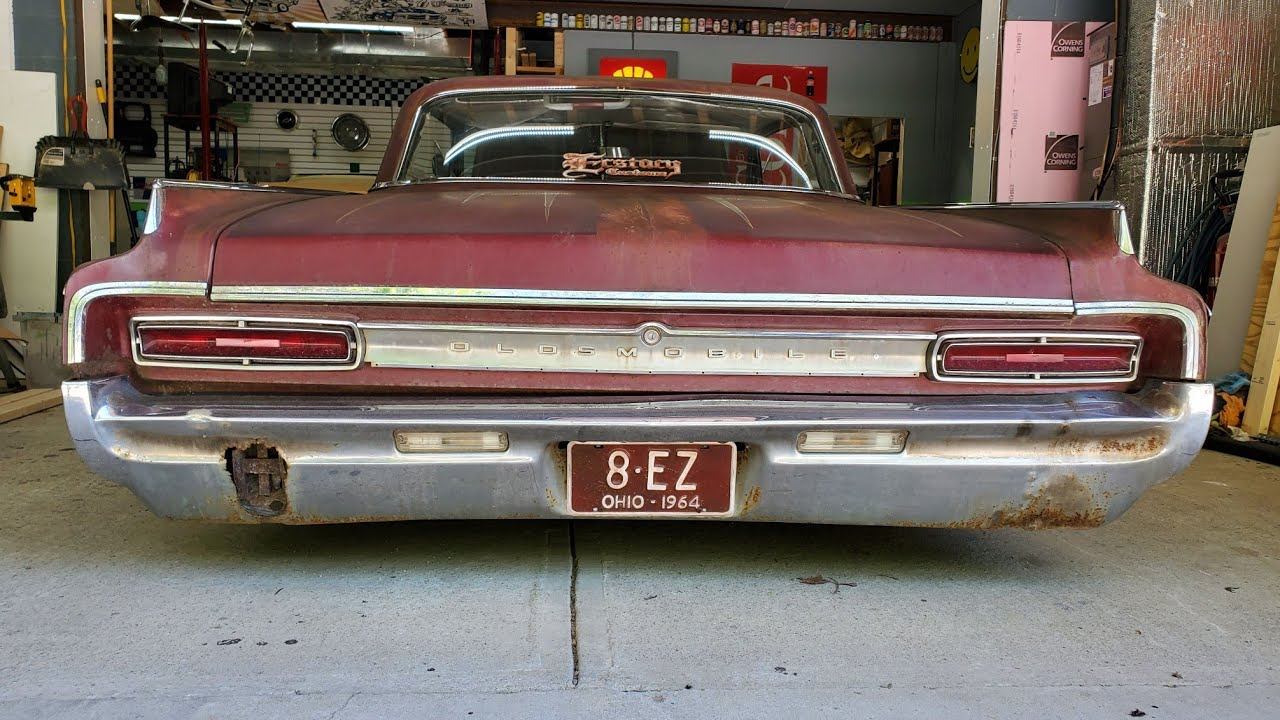 Blown radiator hose on the 1964 Oldsmobile Dynamic 88. Victory cruise. Aired out dragging driveway смотреть онлайн