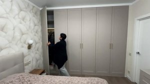 Распашной шкаф для одежды встроенный во всю стену