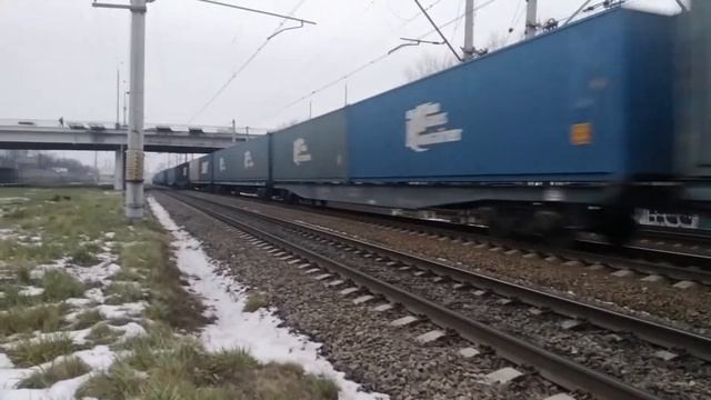 ВЛ10У-888 с контейнерным поездом и ЭП20-063 с пассажирским поездом следуют у пл. Вешняки. смотреть онлайн