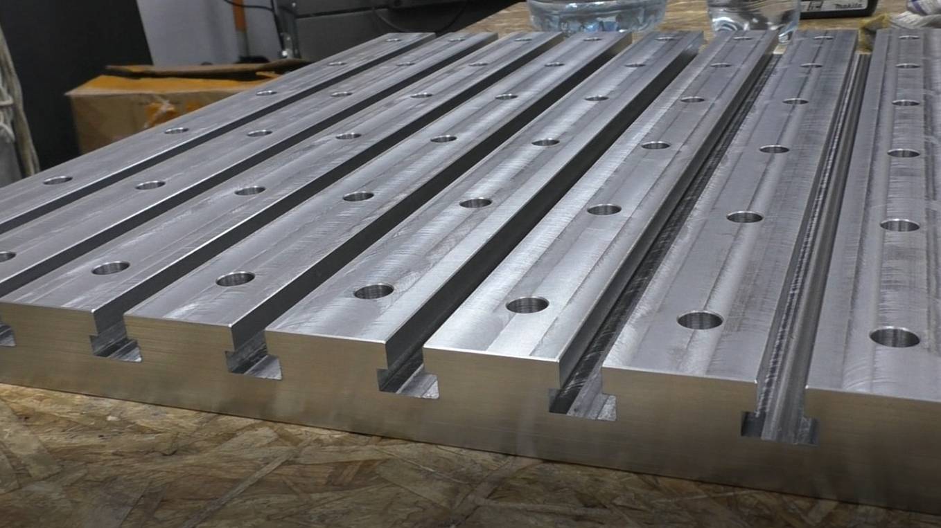 Станок 900х600 с линейной АТС - обработка стального рабочего стола.