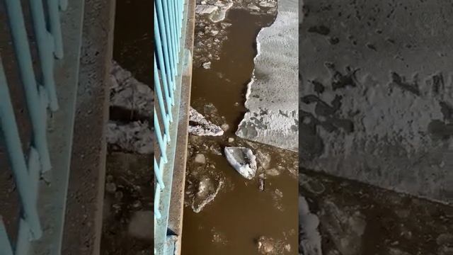 Большой кусок льда врезался в дорожный мост. смотреть онлайн