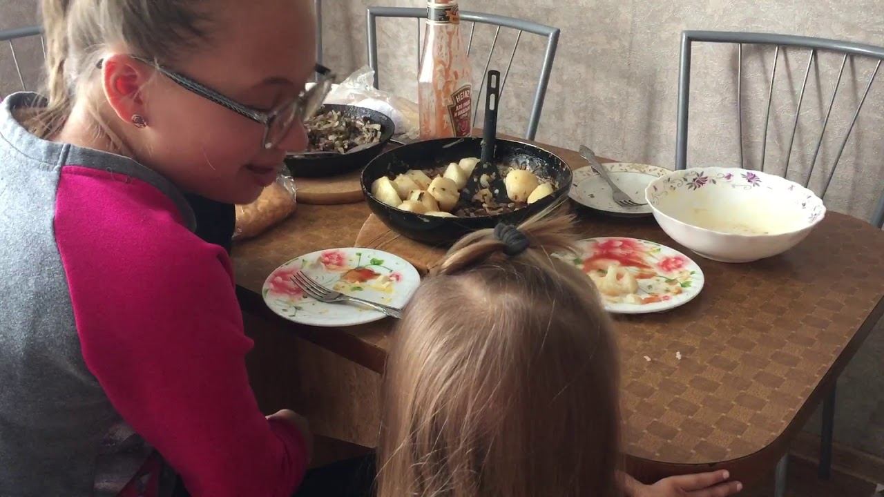 Марфуша беседует с сестрой Варюшей. Параллелепипед. смотреть онлайн