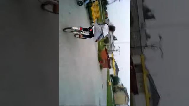 Аня катается на велосипеде