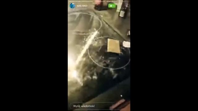 Tomasz Chic cieszy się do krechy 30 CM i gada coś do siebie