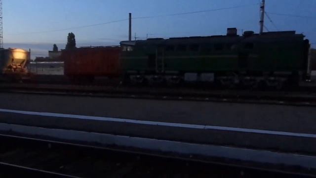 Тепловоз 2ТЭ10У-0554 ПЖД встаёт под грузовой состав смотреть онлайн