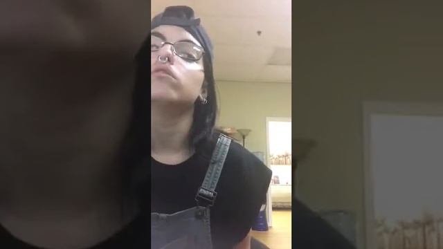 Hannah sings Bad Romance смотреть онлайн