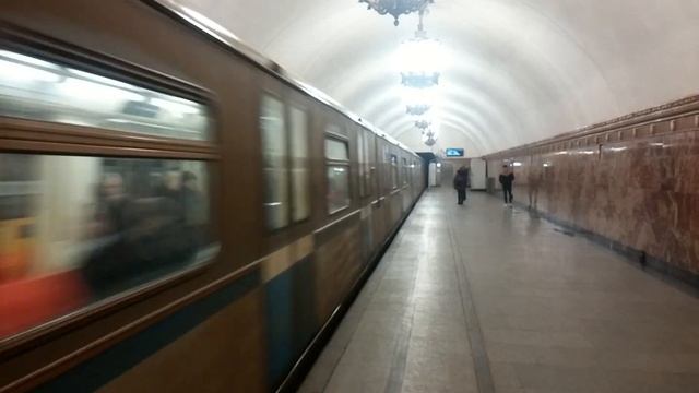 81-740/741.4 Русич На станции Проспект Мира смотреть онлайн