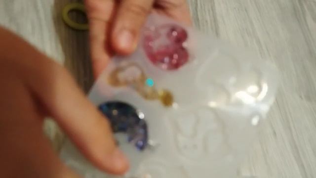 Что сделать из эпоксидной смолы новичку? Делаем подарочные брелки и подвески из смолы легко и быстро смотреть онлайн