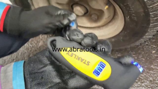 DIGITAL TIRE PRESSURE GAUGE | STHT80874-0 | STANLEY | HAND TOOLS  STANLEY BLACK & DECKER