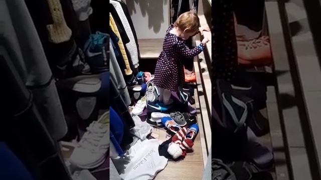 Богдана наводит порядок в гардеробной. Искренние эмоции и реакции ребенка на ютуб. Смех , радость смотреть онлайн