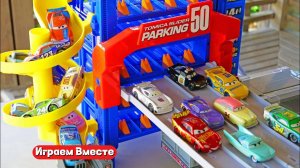 Играем в машинки ! Большая гоночная трасса ! Фигурки из мультика ТАЧКИ !