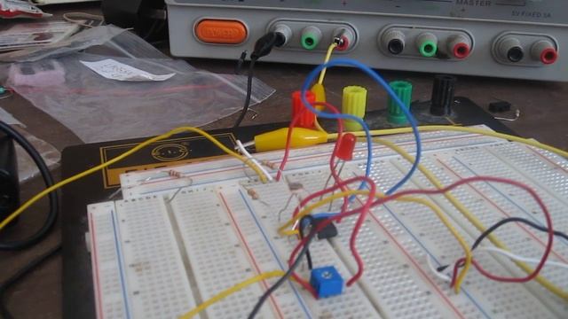 LM393 Voltage Comparator Circuit (operates as night light) смотреть онлайн