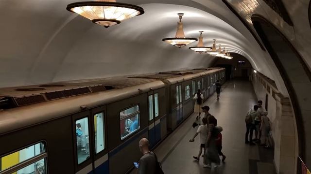 Парад Московского метро. Электропоезда 81-717/714.5 Ретропоезд «Сокольники», ЕЖ-3/ЕМ-508Т «Ёжик» смотреть онлайн