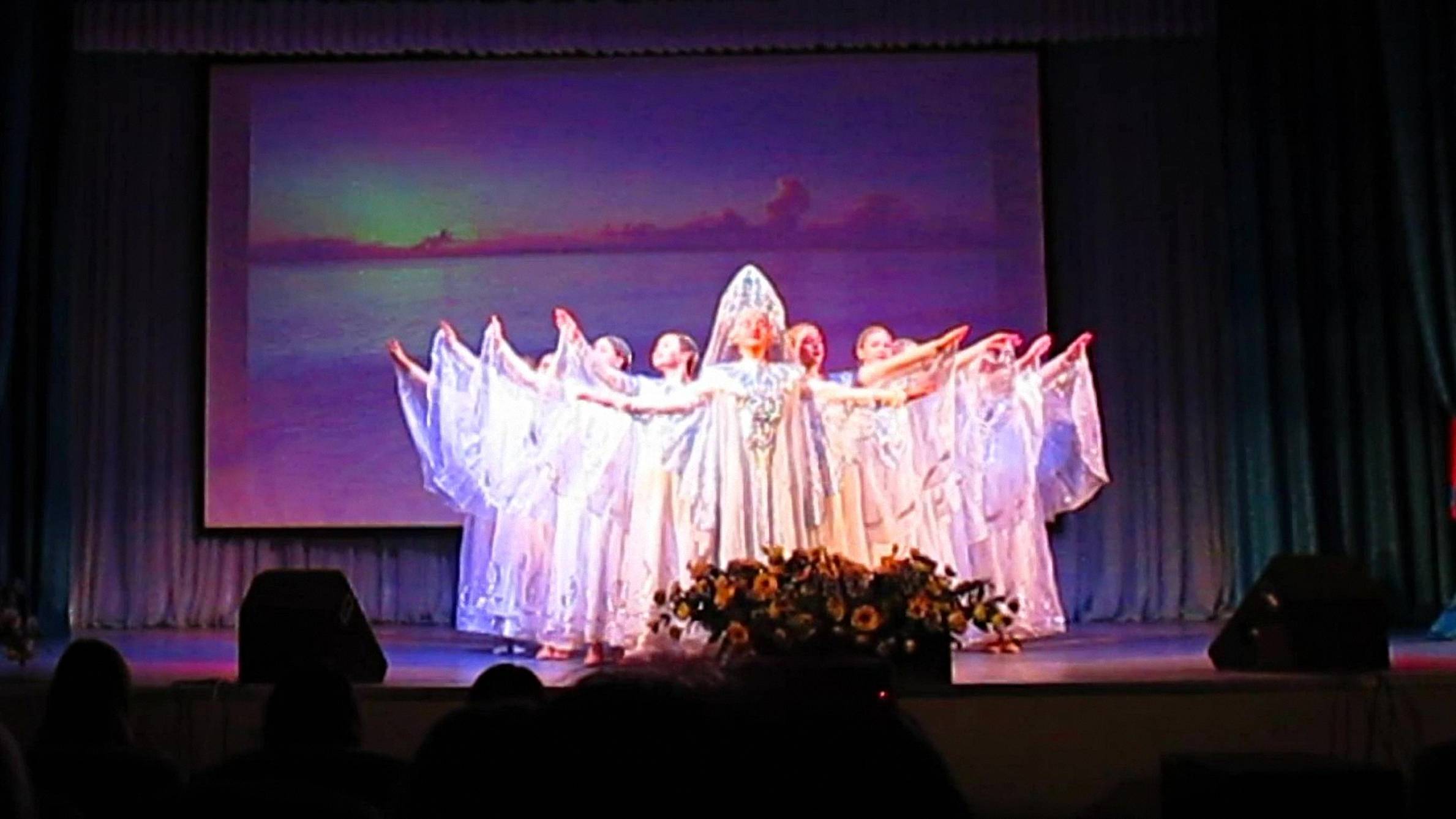 Красивый танец в исполнении хореографического ансамбля "Созвездие" смотреть онлайн