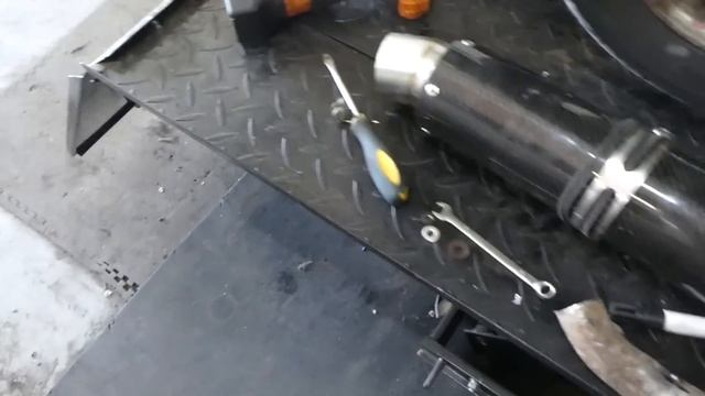 Hele lelijke scooter opvoeren ofzo denk ik. смотреть онлайн