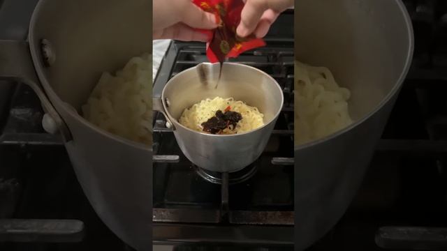 Trying All Buldak Ramen Flavors | Curry Flavor Edition 😋 смотреть онлайн