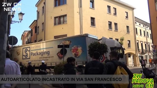 Autoarticolato incastrato in via San Francesco nel centro di Padova смотреть онлайн