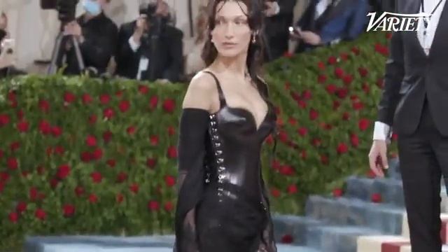 Bella Hadid at the Met Gala 2022! смотреть онлайн