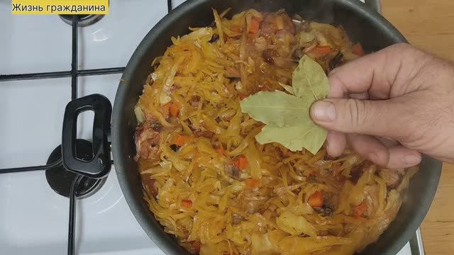 Свиные ребрышки с тушёной капустой