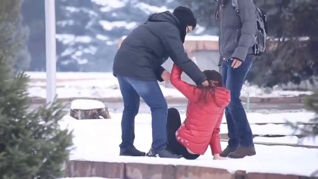 Парни избивают девушку Социальный эксперимент в Кыргызстане смотреть онлайн