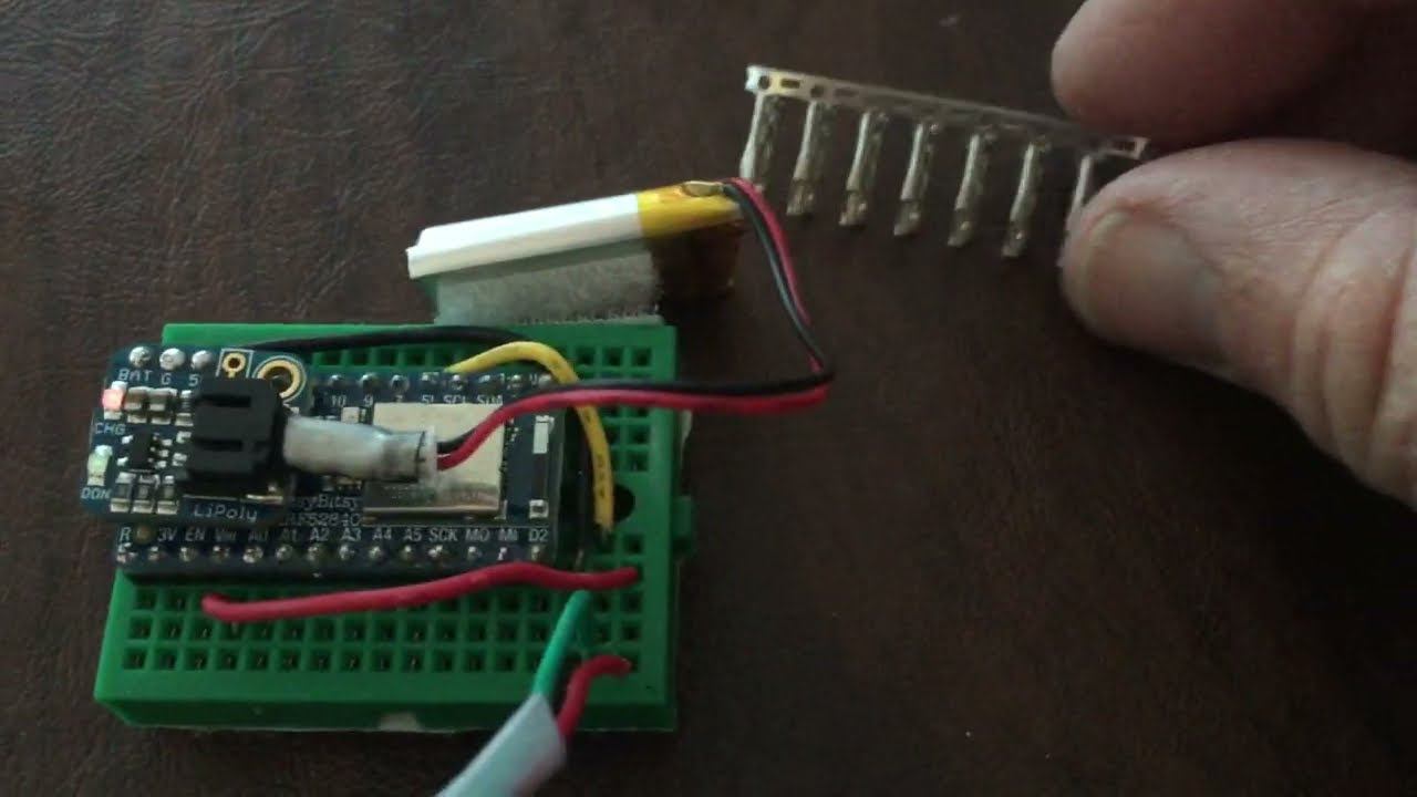 Identify correct plug position :ground vs voltage with Recharge LiPo battery; Bekonix ItsyBitsy nRF смотреть онлайн