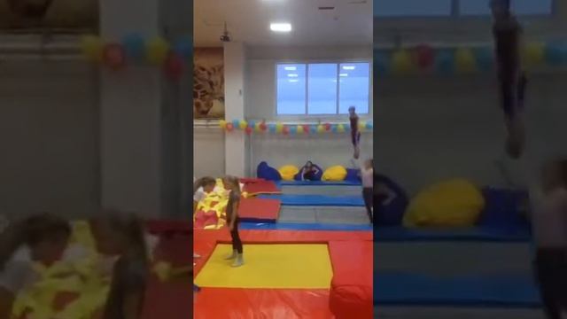 Батутный парк элемент полвинта сальто назад смотреть онлайн