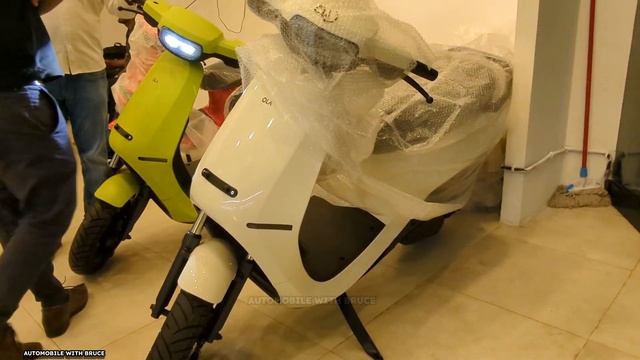 Ola S1 Air | Colors - Neon, White, Red | Walkaround & Details смотреть онлайн