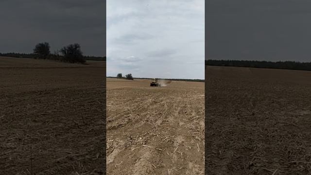 Весенняя дисковка поля после кукурузы, дисковой бороной "Корвет" трактором К-700. смотреть онлайн
