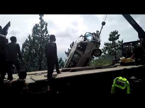 Penarikan mobil royal yg jatuh di areal menara pandang tele смотреть онлайн