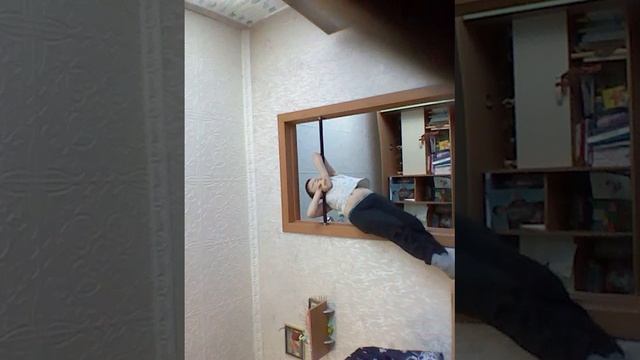 КАК  ВИСЕТЬ НА ТУРНИКЕ  И ДЕЛАТЬ САЛЬТО НАЗАД