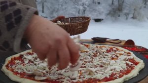 Kənd Həyatı.  Rustic Cooking Campfire Pizza on The Sadj Grill