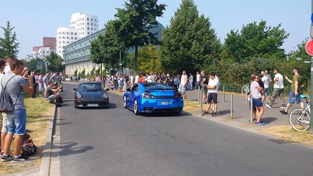 Blue chrome Nissan GT-R at Cars and Coffee Düsseldorf july 2016 смотреть онлайн