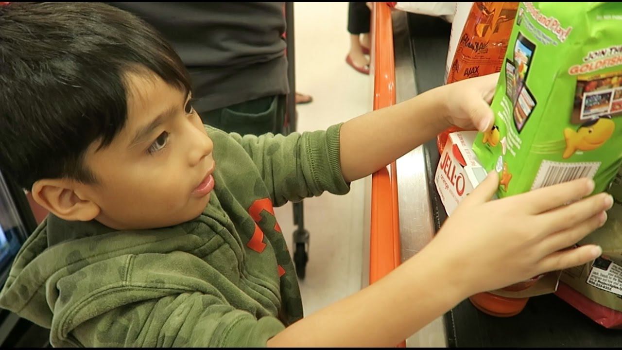 VLOGMAS DAY 4- Kid Does the Shopping! смотреть онлайн