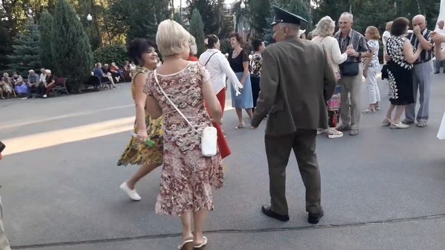 Беги, прошу я беги!!!💃🌹Танцы в парке Горького!!!💃🌹Харьков 2021 смотреть онлайн