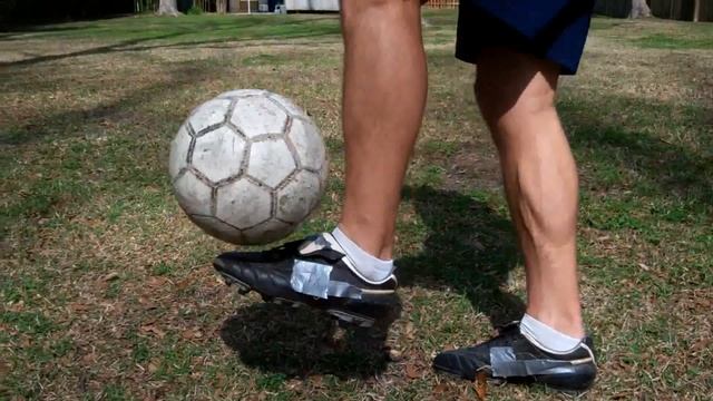 Soccer Tips - How to Juggle a Soccer Ball with your Feet Advanced by Online Soccer Academy смотреть онлайн