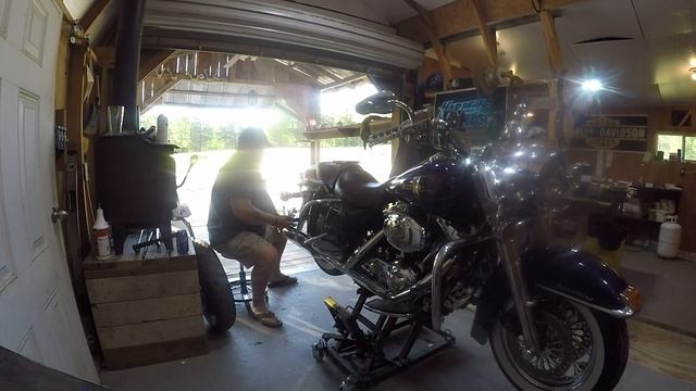 Installing Chrome Wheels from a 2008 on my 99 Road King. смотреть онлайн
